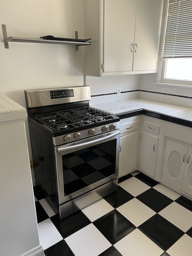 Photo - 11152-11154 Morrison St