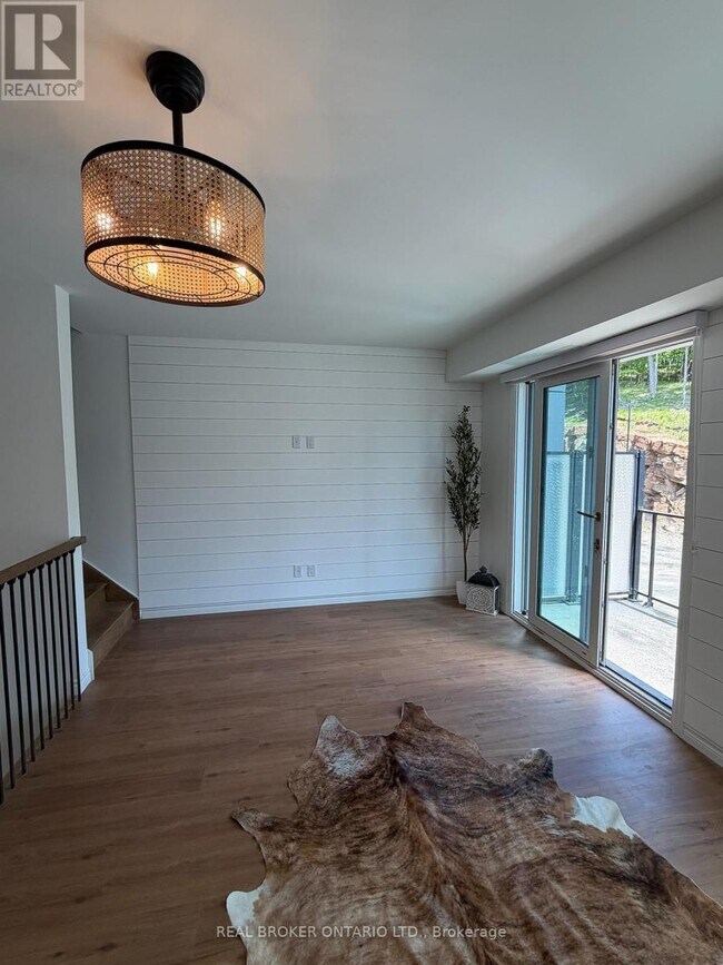 Photo - 119 Town Line Rd E