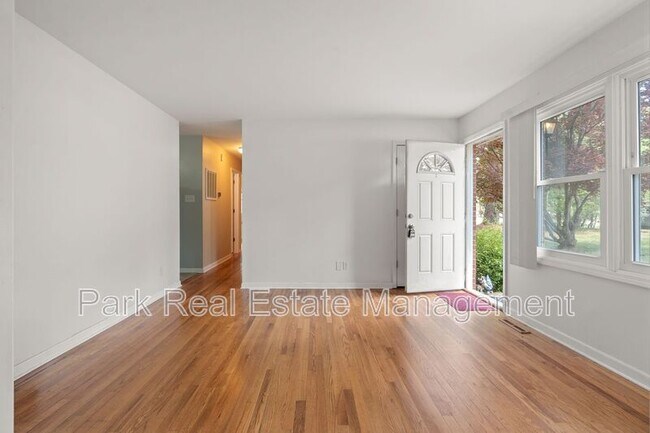 Photo - 8907 Rollingwood Rd