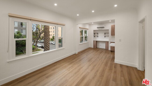 Photo - 5729 Carlton Way Unidad 1/4