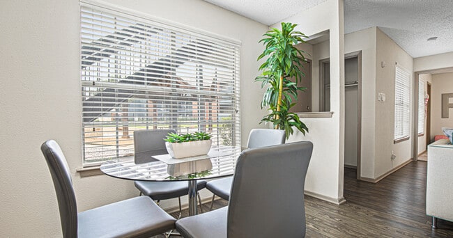 Oaks of Lewisville Apartments
