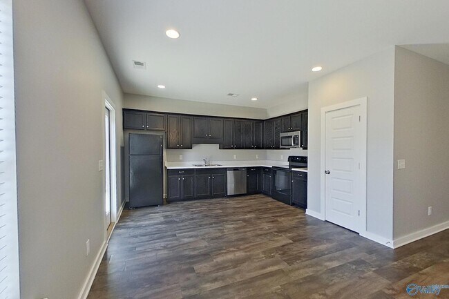 Photo - 204 White Oak Cir