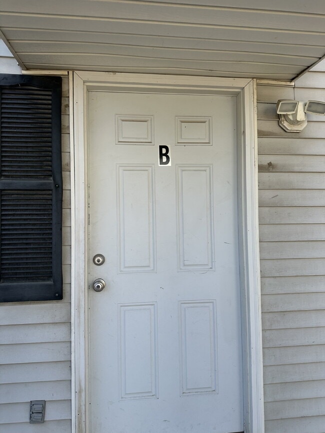 Building Photo - 1700 Erin Ct Unit B