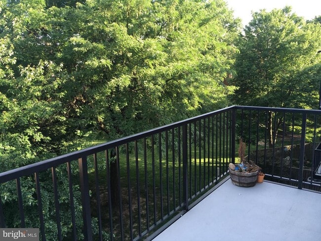 Building Photo - 3052 S Buchanan St Unit C2