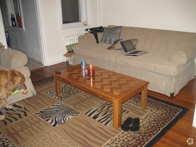 Building Photo - 745 S 4th St Unit 2nd flr -HEAT INCLUDED Rental
