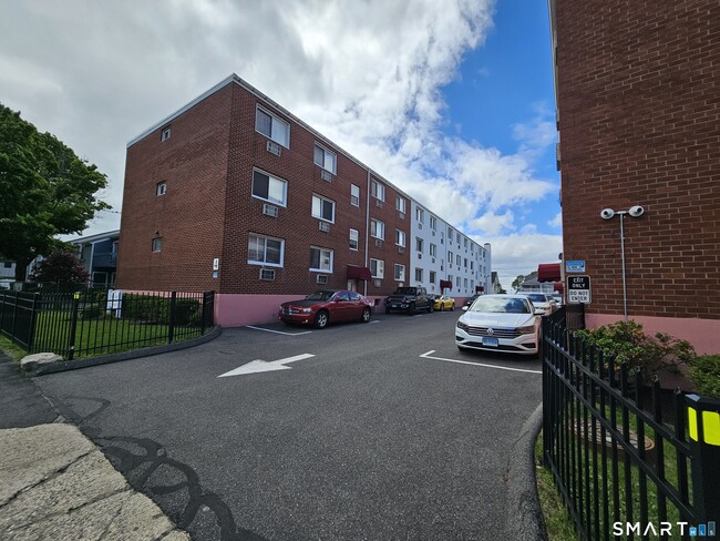 Building Photo - 4 Van Zant St Unit B12