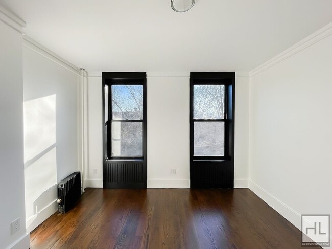 Building Photo - 3 PLACE / 2-Bed 1-Bath Unit 3R