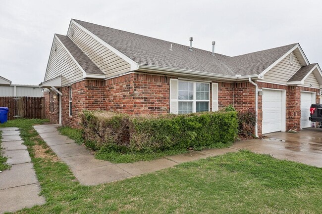 Photo - Cute 3BD/2BTH Duplex in Central East Norman!