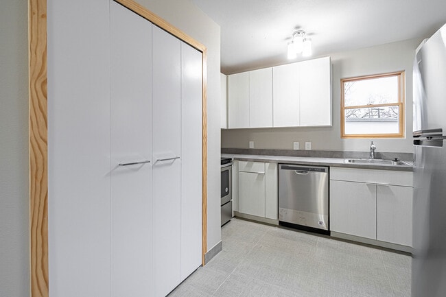 Building Photo - 831 S French Ave Unit 1