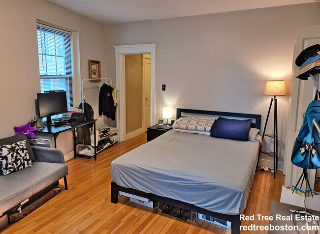 Building Photo - 64 Queensberry St Unit 2 Rental