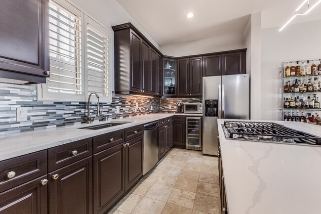 Photo - 2928 State St