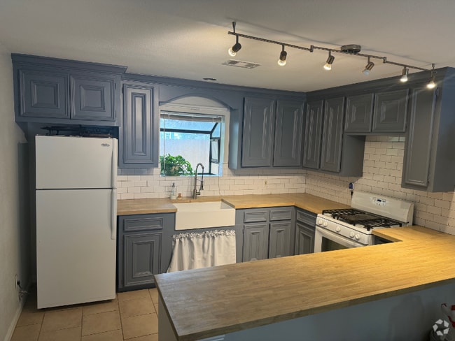 Building Photo - 905 Avenue K Rental