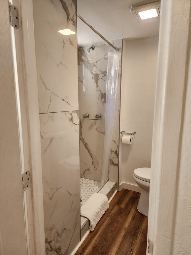 Photo - 1349-1342 Young Ave SW