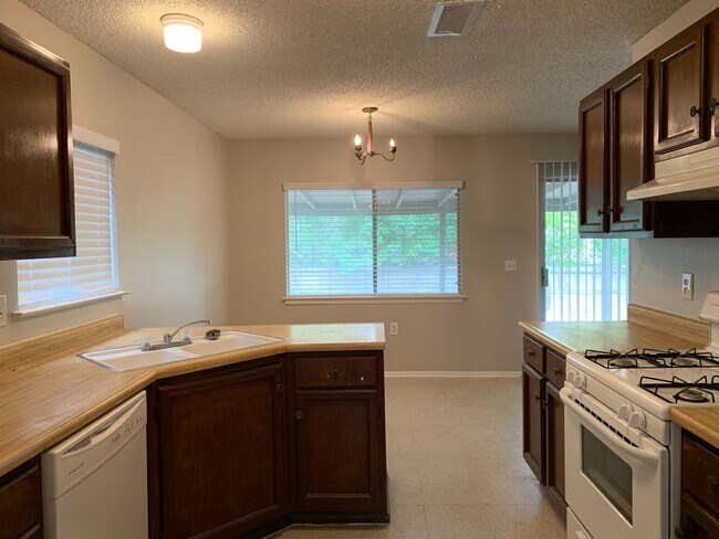 Photo - NICE 3 BEDROOM IN NORTH EAST ISD - EASY ACCESS TO RANDOLPH AFB, FT. SAM, 1604, 35, & SHOPPING