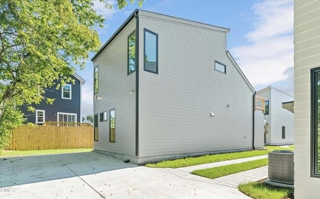 Photo - 502 Commonwealth St