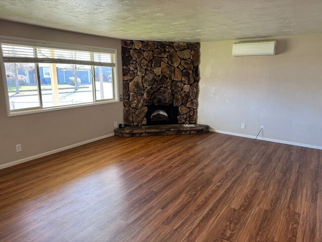 Photo - Updated 2 bed 1 bath duplex in Springfield!