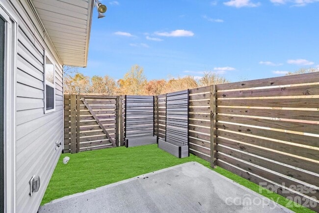 Photo - 604 W 8th St