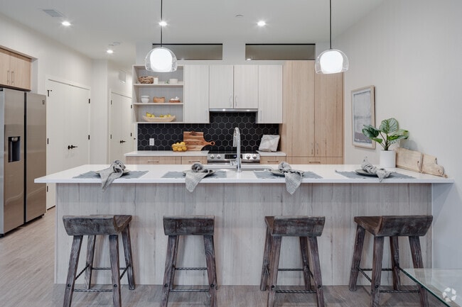 1BR, 1BA - 698SF