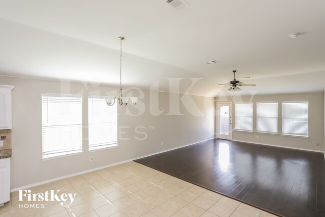 Photo - 517 Stone Crossing Ln