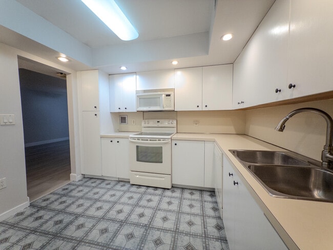 Building Photo - 2800 N 46th Ave Unit A502