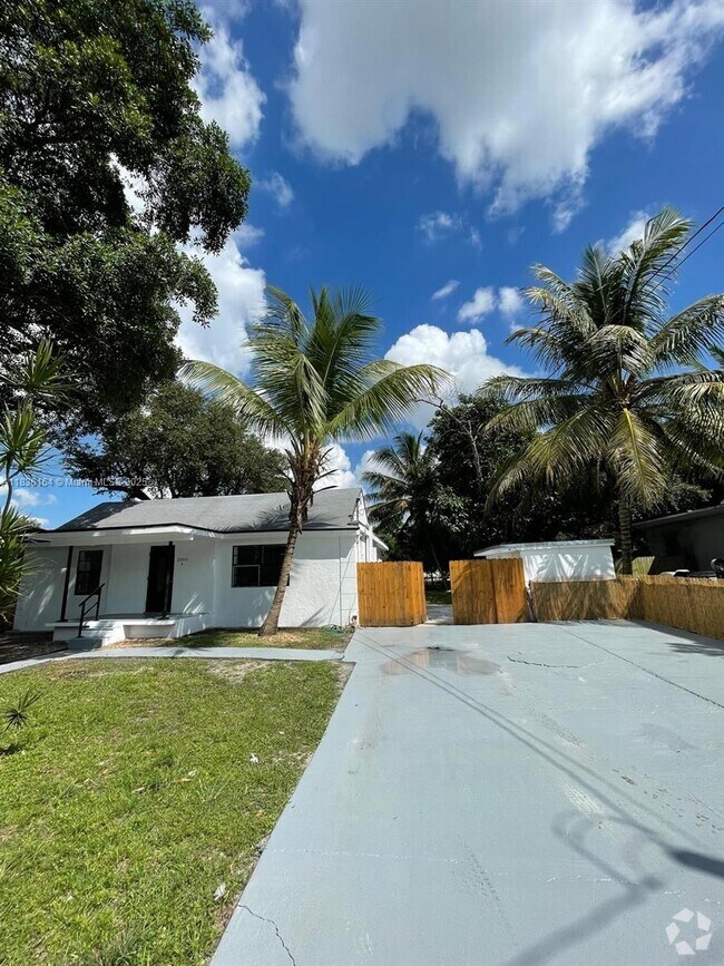 Building Photo - 2265 NW 100th St Unit B Rental