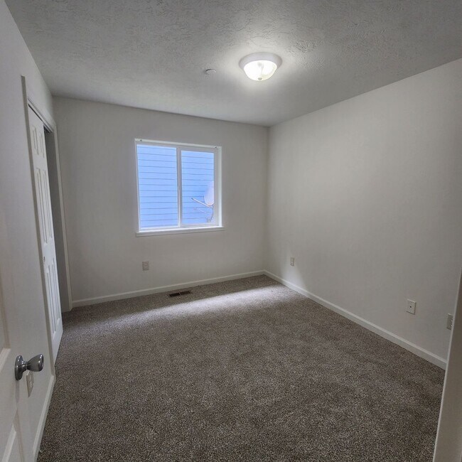 Photo - 3 Bedroom House Available in Quiet Astoria...