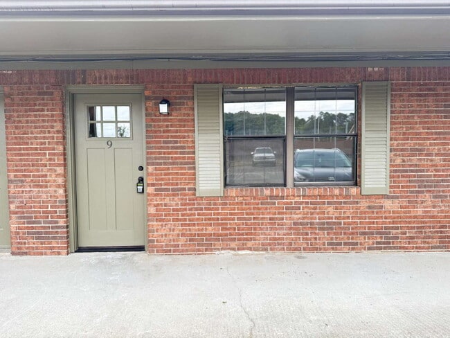 Building Photo - This freshly renovated 1-bedroom, 1-bath u... Unit 9 Rental