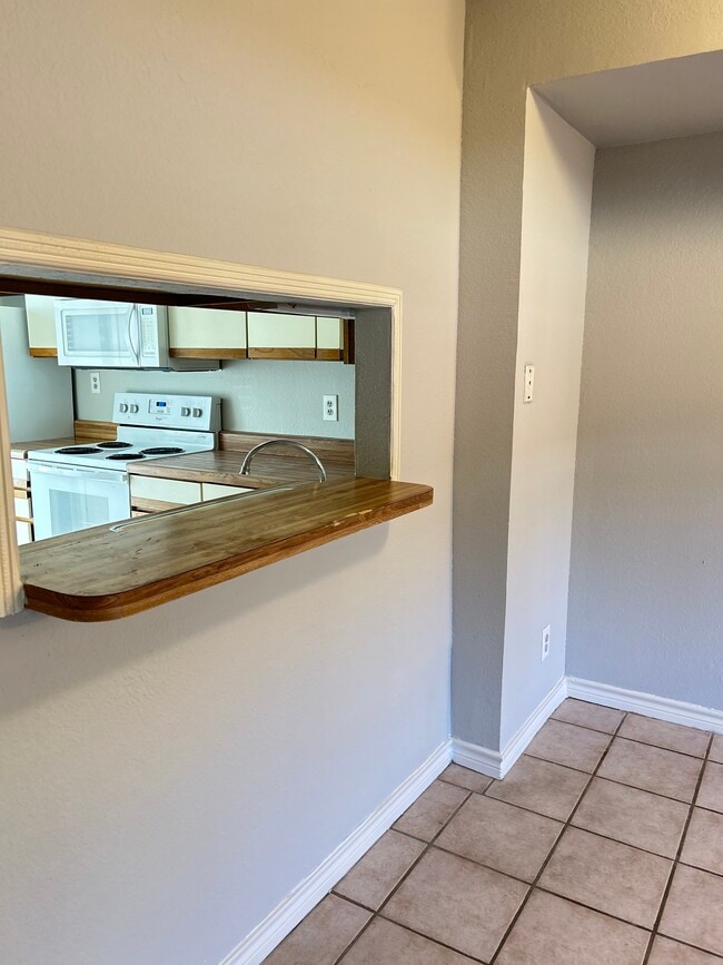 Photo - 644 W Collins St