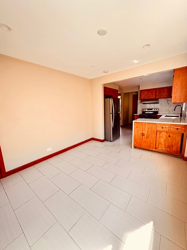 Photo - 2823 W 71st St