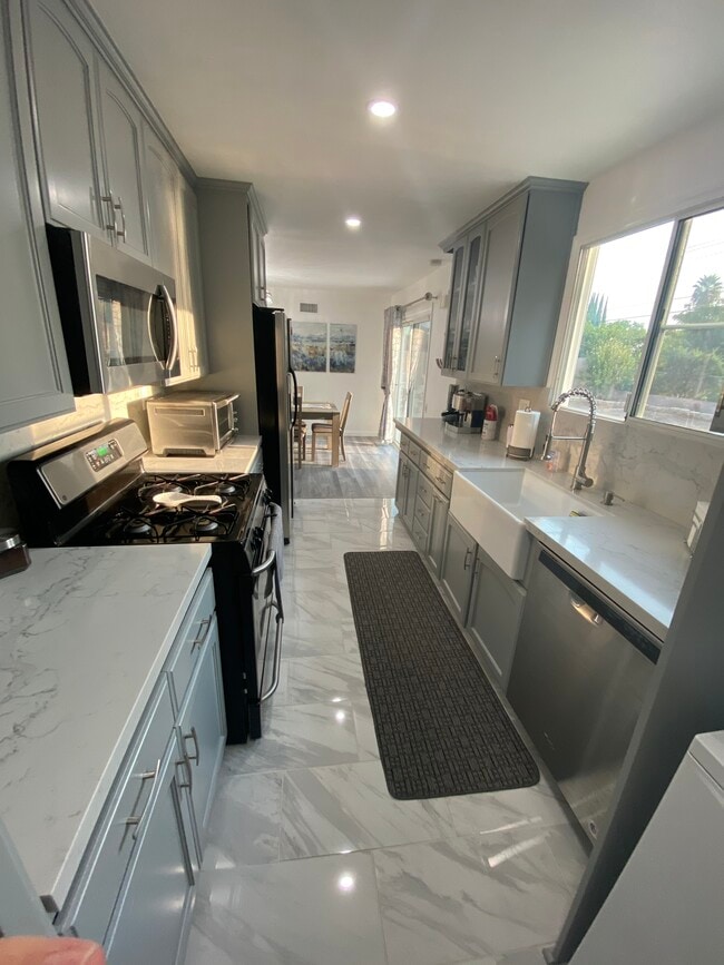 Photo - 6462 Neddy Ave