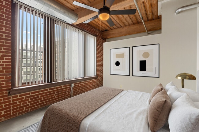 Dormitorio urbano elegante con paredes de ladrillo visto - Bogen | Urban Chic Lofts