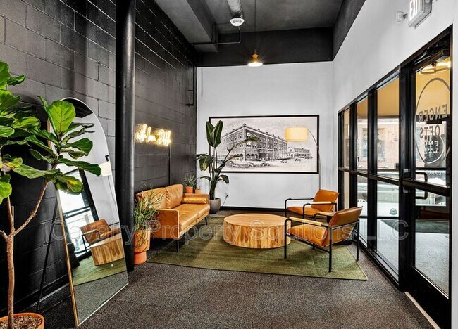 Photo - 1831 W Michigan St