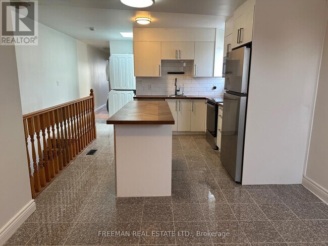 Photo - 1022 Gerrard St E