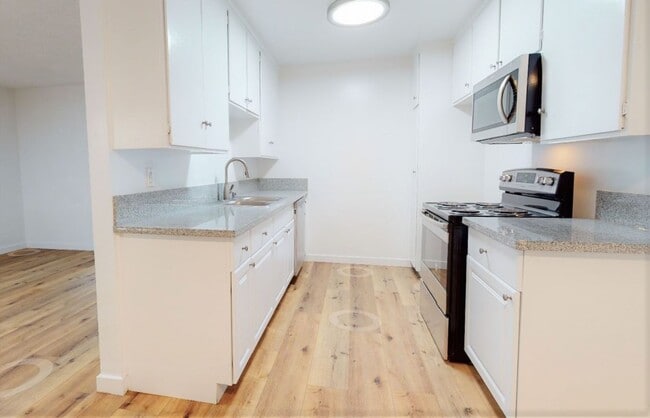 Photo - 20353 Saticoy St