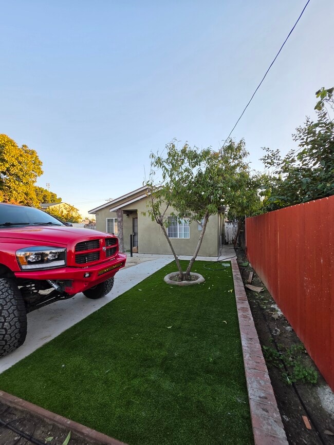 Building Photo - 770 E 12th St