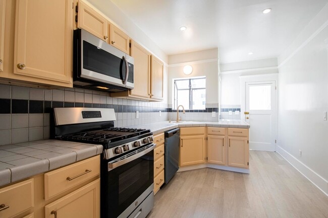 Building Photo - 2331-2333-2333 Filbert St Unit 2333 Rental