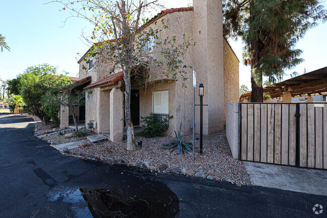 Building Photo - CHARMING Townhouse