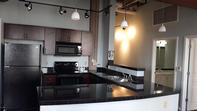 Photo - 114 W Adams St