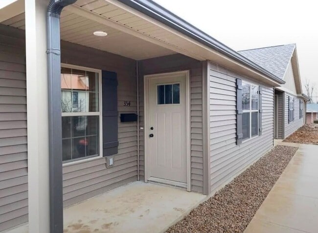 Building Photo - 2 bed 1 bath triplex unit