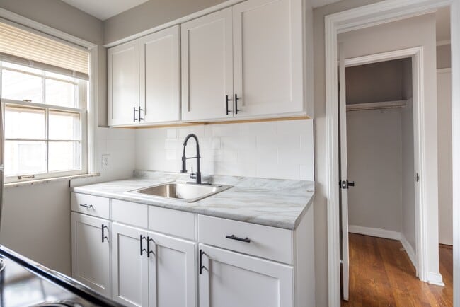 Photo - Shaker Lake Apartments & North Moreland Co...