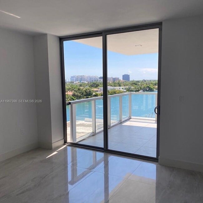 Photo - 9521 E Bay Harbor Dr Unidad 605