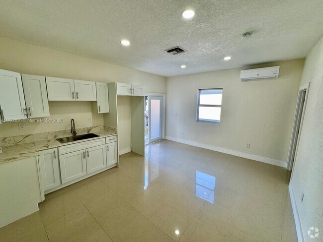 Building Photo - 3111 NW 59th St Unit 2 Rental