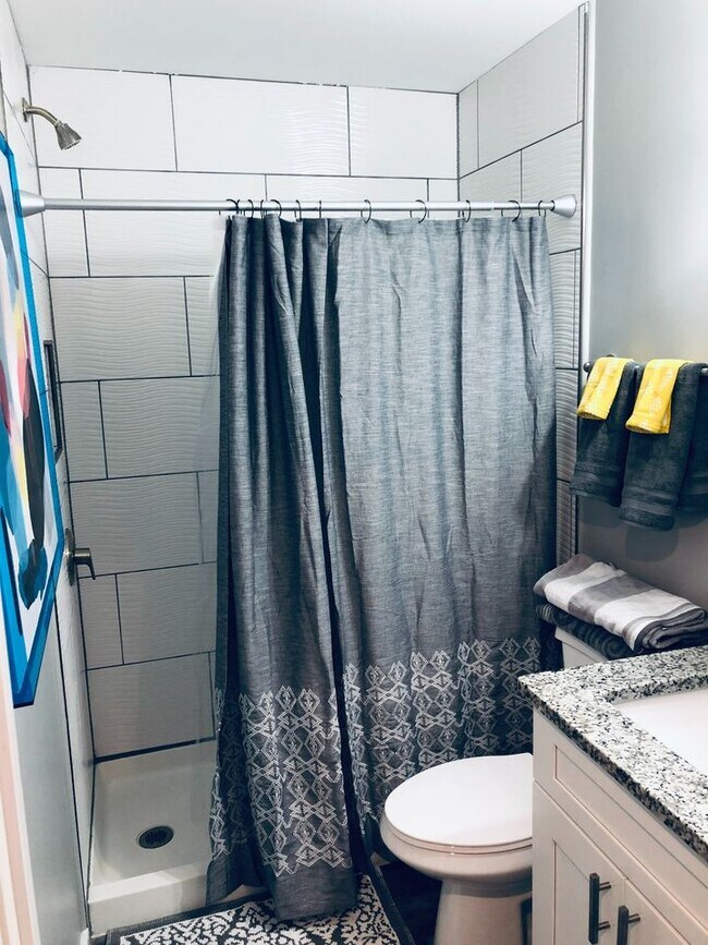 Bathroom - 1839 E Lombard St Unidad B