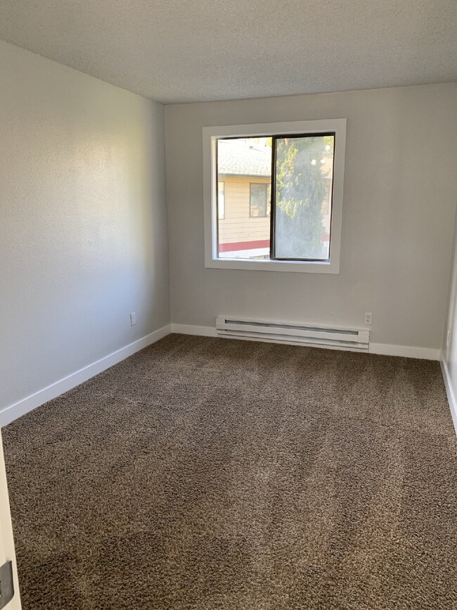 Building Photo - Townhome Available for Move-In! Unit F38