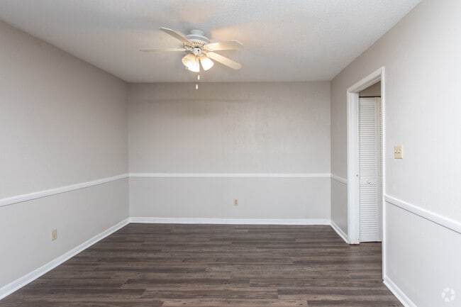 2BR, 2BA - 1100SF
