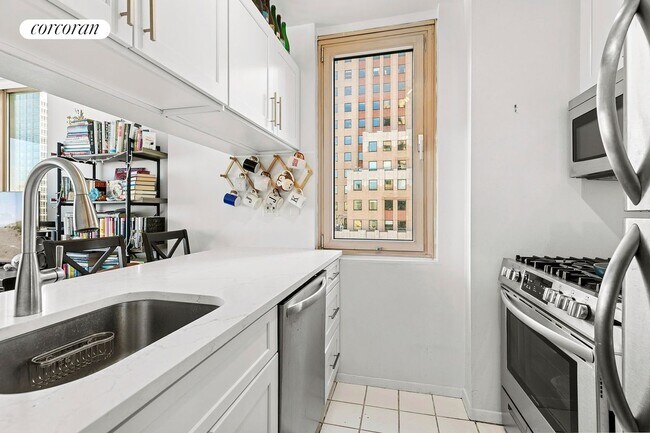 Photo - 350 W 50th St