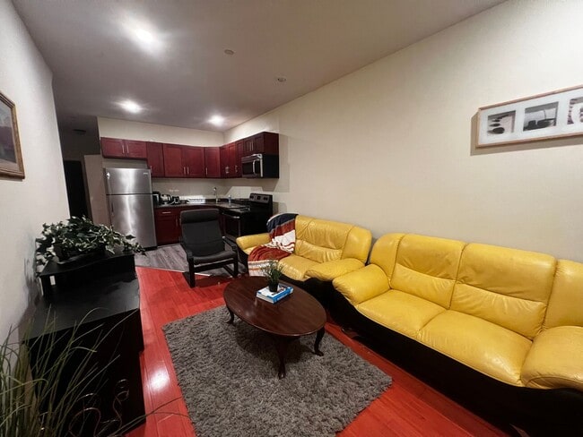 Building Photo - 678 N 33rd St Unit 1st F Rental