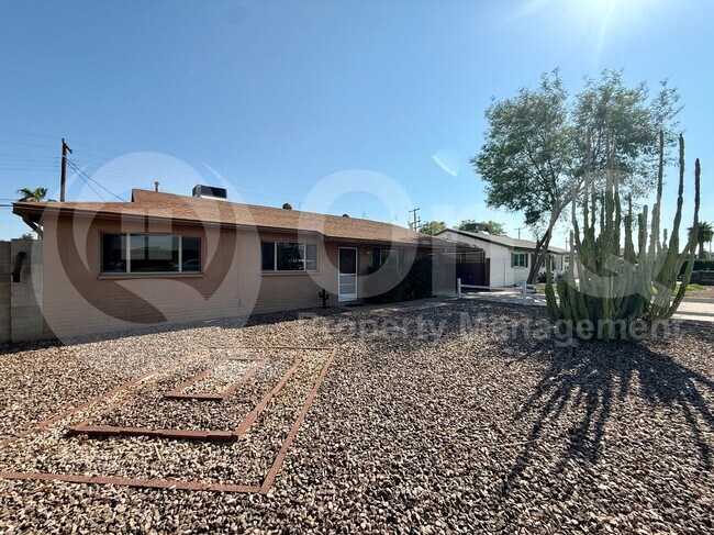 Photo - 445 E Beatryce St
