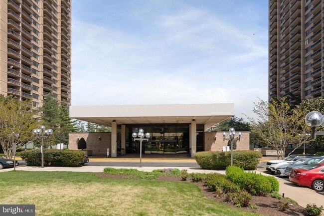 Photo - 3705 S George Mason Dr Unidad 2202S