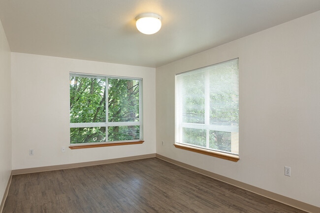 Grandes ventanas para luz natural con cortinas - Tate Mason House - 55+ Community